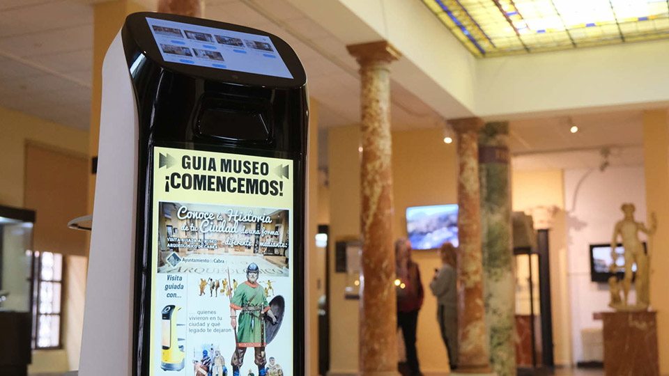 ‘Kettybot’, el novedoso robot que ofrece visitas guiadas en el Museo Arqueológico de Cabra, Córdoba